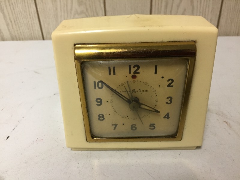 lot 74 image: GE Bakelite Electric Alarm Clock
