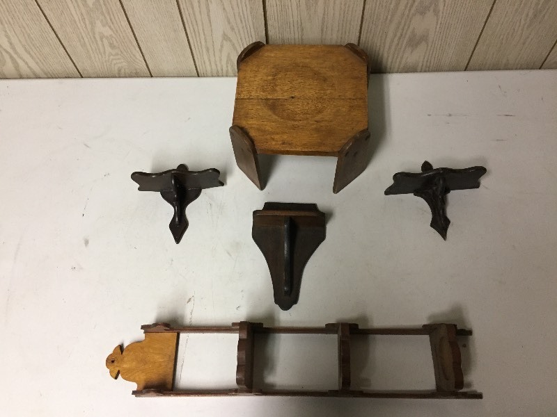 lot 75 image: Small Wooden Shelves & Stand