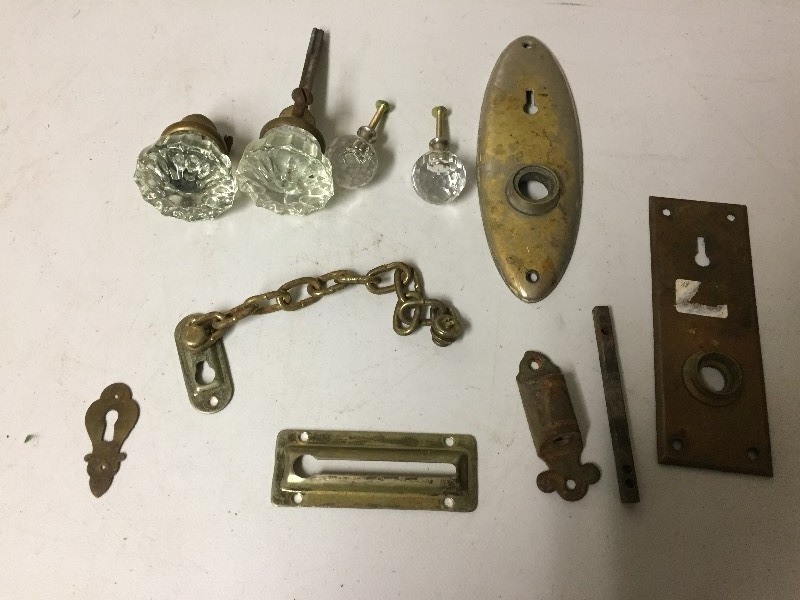 lot 95 image: Glass Doorknobs & Drawer Pulls