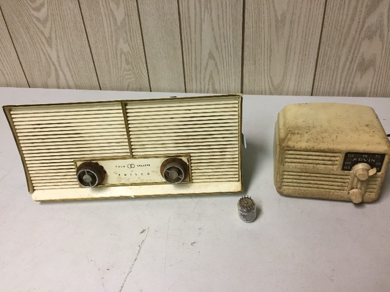 lot 103 image: Vintage Radios