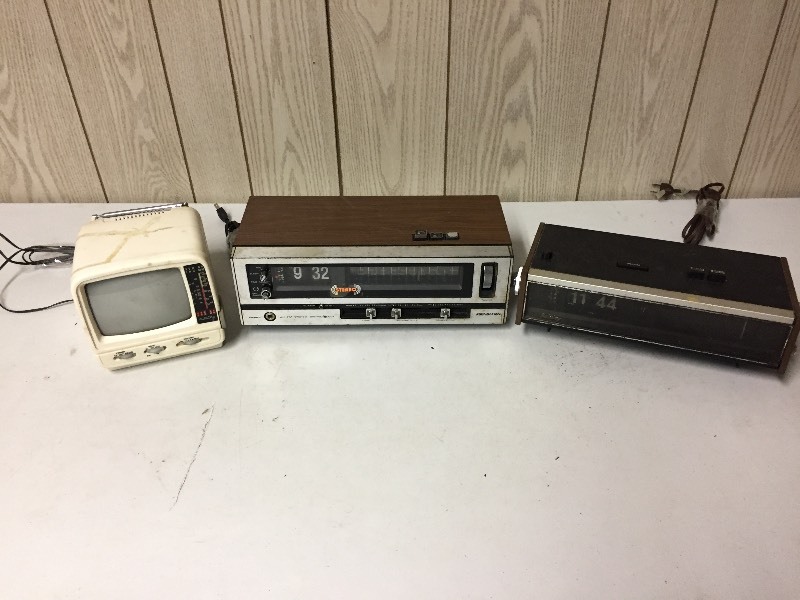 lot 104 image: Vintage Electronics - TV, Radios
