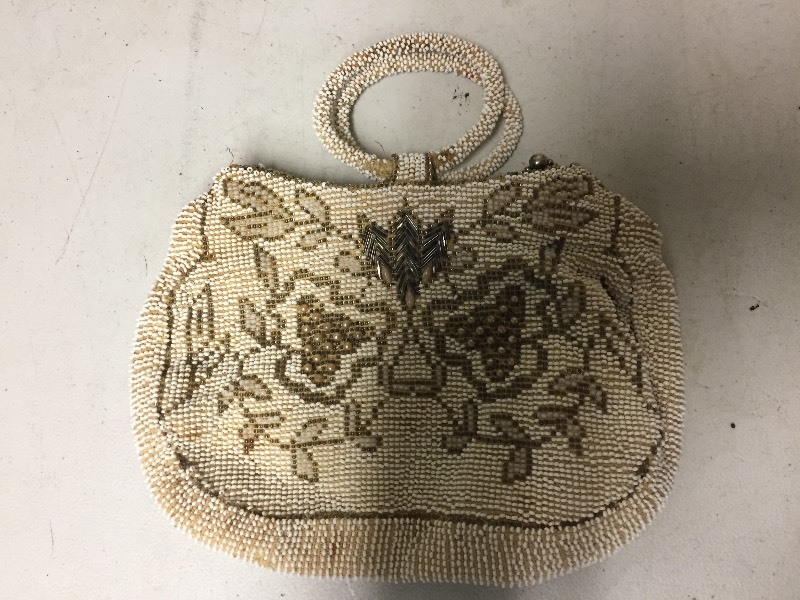 lot 116 image: Vintage Beaded Purse
