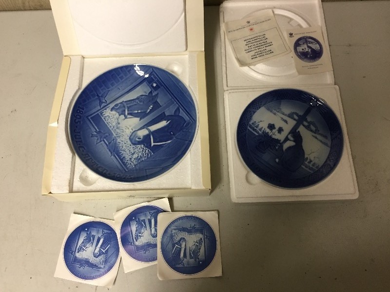 lot 118 image: B&G Plates - Christmas Rose & Cat, Christmas Night in the Stable