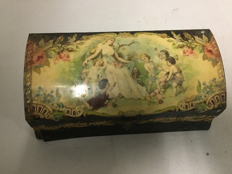 lot 127 image: Hinged Vanity Jewelry Box