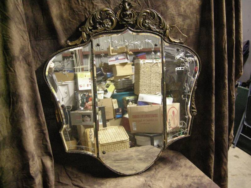 lot 15 image: Vintage Ornate Mirror