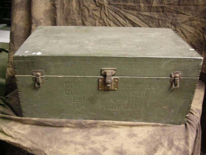 lot 17 image: Vintage Military Footlocker
