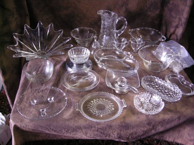lot 21 image: Group Vintage Glass and Crystal
