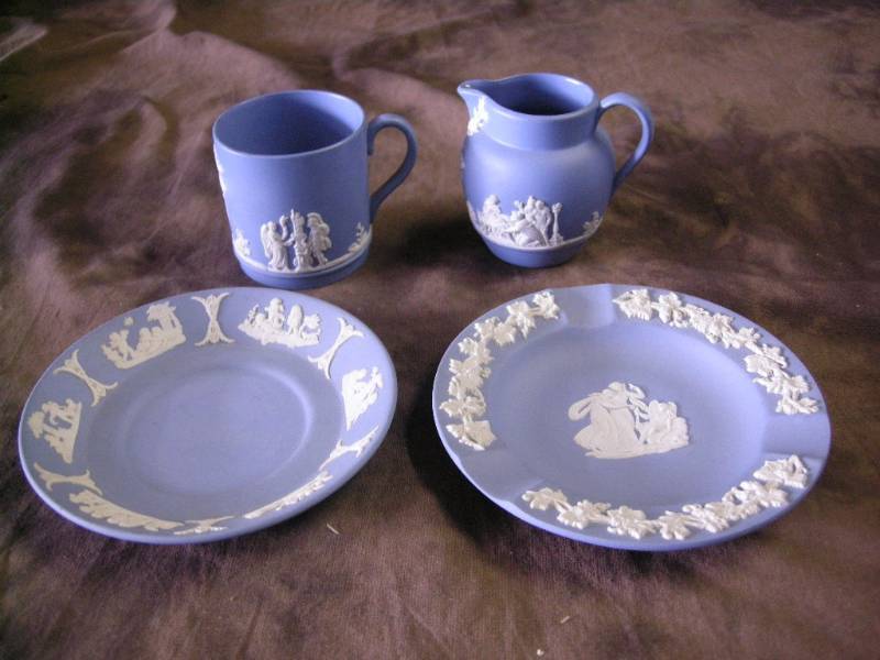 lot 22 image: 4 Wedgwood Pieces