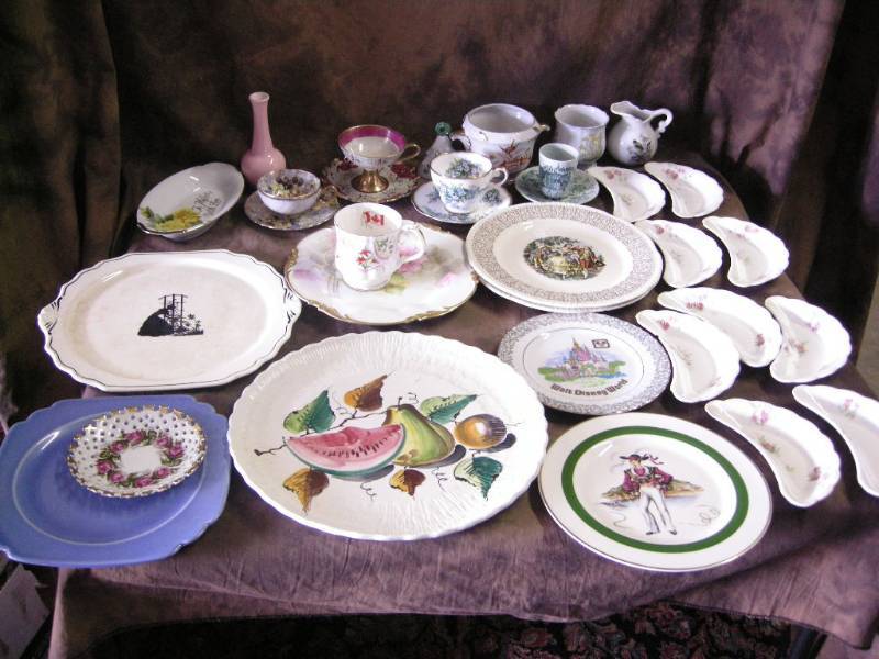 lot 24 image: Vintage Plates, Cup and Saucers, etc