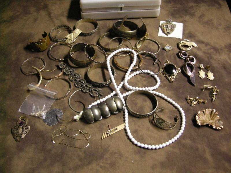 lot 34 image: Vintage Jewelry