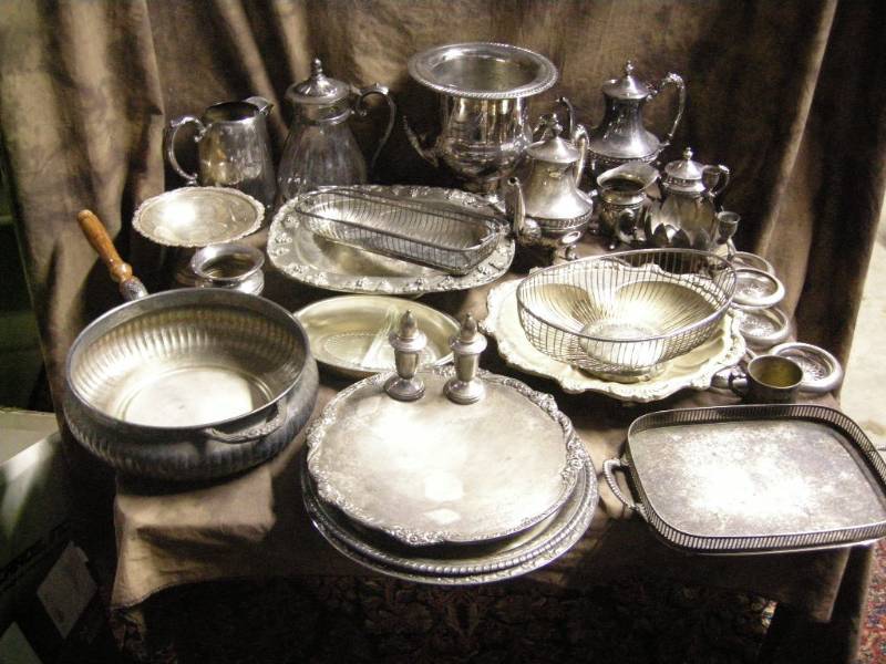 lot 35 image: Vintage Silverplate Service Pieces