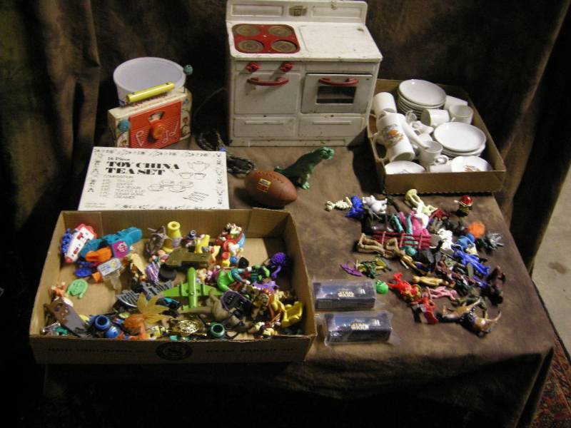 lot 40 image: Vintage Toys