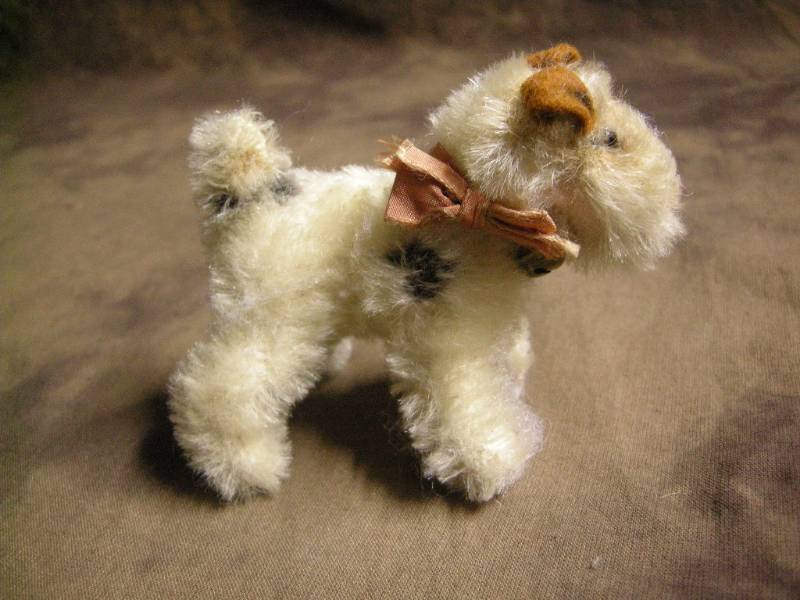 lot 44 image: Vintage Steiff Terrier