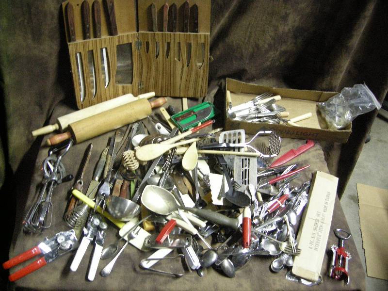 lot 79 image: Large Group Vintage Kitchenware