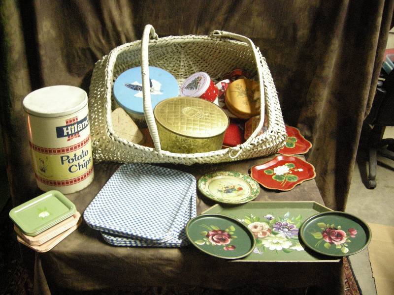 lot 80 image: Vintage Tins and Trays