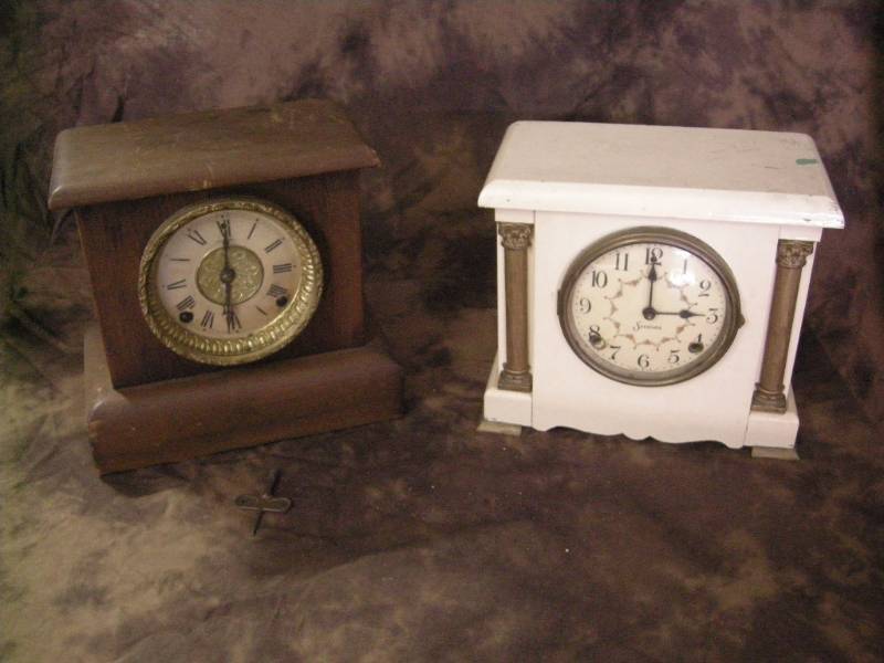 lot 3 image: 2 Vintage Sessions Mantle Clocks