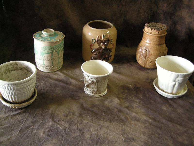 lot 89 image: Vintage Pottery Items