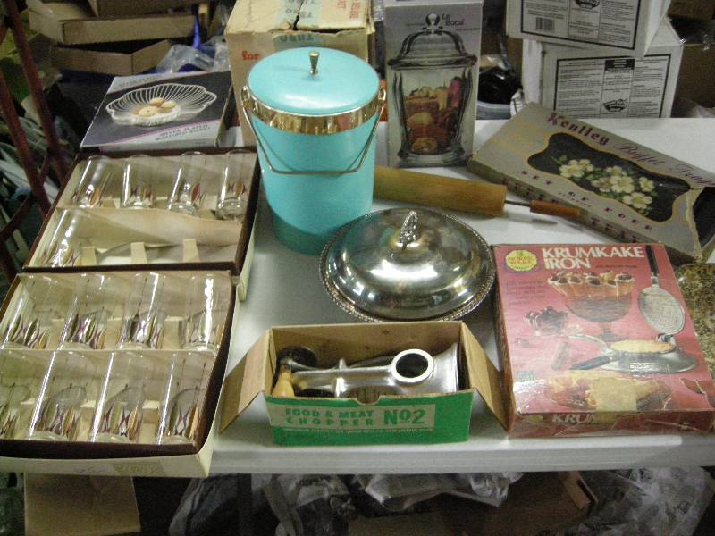 lot 108 image: Vintage Kitchen Items