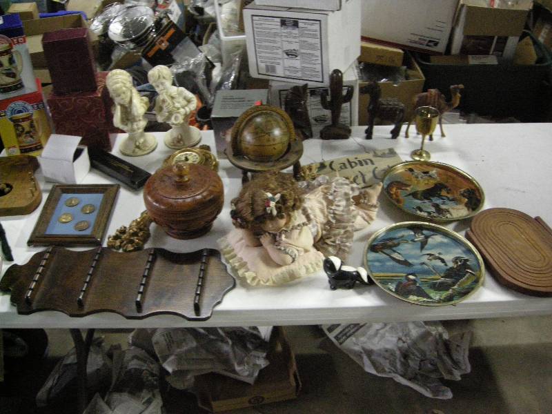 lot 110 image: Vintage Knick-Knacks
