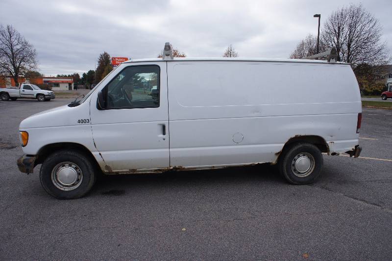 lot 3 image: 2000 - FORD - E-150 -  CG VAN - 4.2 LITER - BRAKE LIGHT STUCK ON - PASSENGER DOOR HAS DAMAGE -  (#4003)