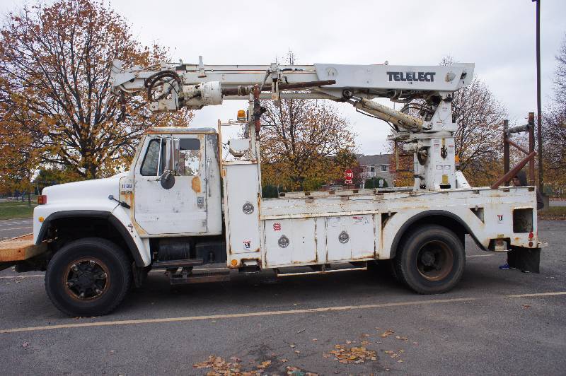 lot 6 image: 1981 - INTERNATIONAL - 1854 - CC SS - BOOM  BUCKET TRUCK RUNS AND DRIVES - BOOM AND HYDRAULICS ARE NON WORKING SOLD AS-IS (#1188)
