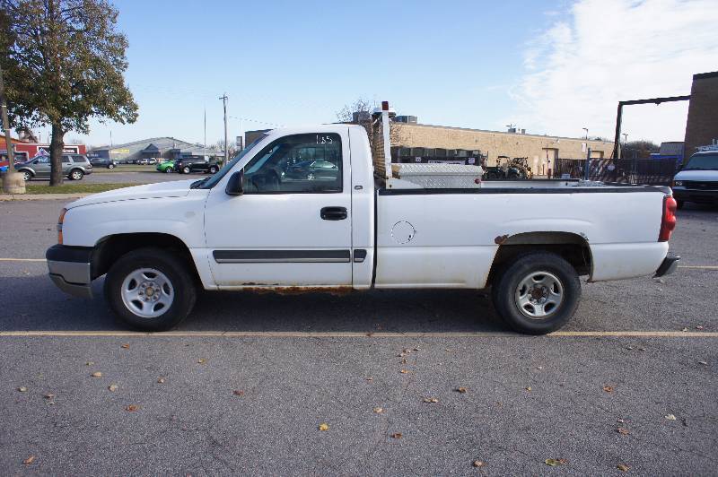 lot 5 image: 2003 - CHEVY - SILVERADO 1500 - 4 X 4 - 4.8 LITER - WEATHER GUARD TOOL BOX -  (#1185)