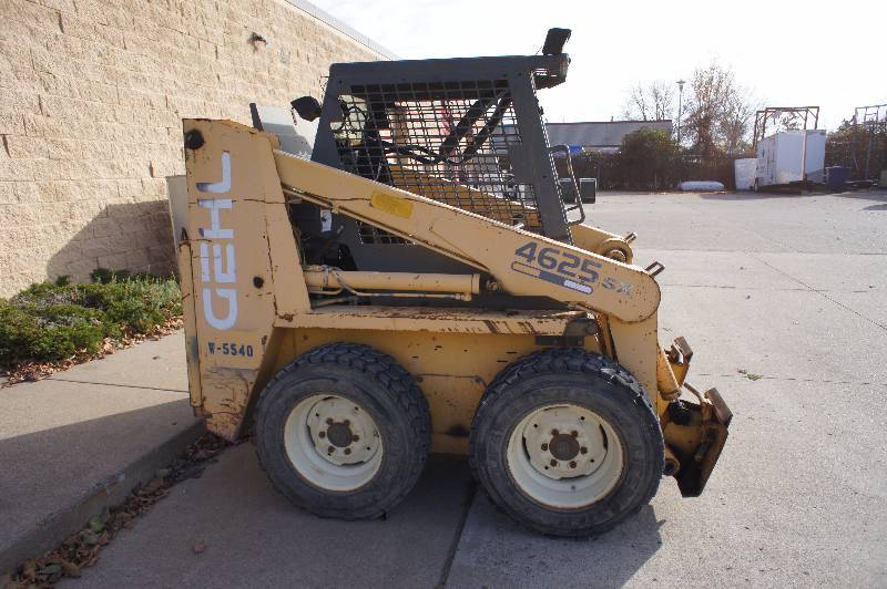 lot 8 image: 1998 GEHL SKID STEER - SL 4625 SX  - 5540  LBS -  3081 HOURS - RUNS AND DRIVES - (# 9775)