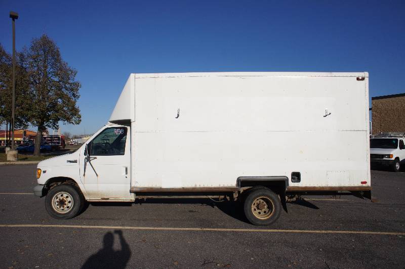 lot 10 image: 1999 FORD E-350 SUPER DUTY - V8 TURBO DIESEL -  CUBE VAN - ROLL UP DOOR -  TOOL STORAGE -  (#450)