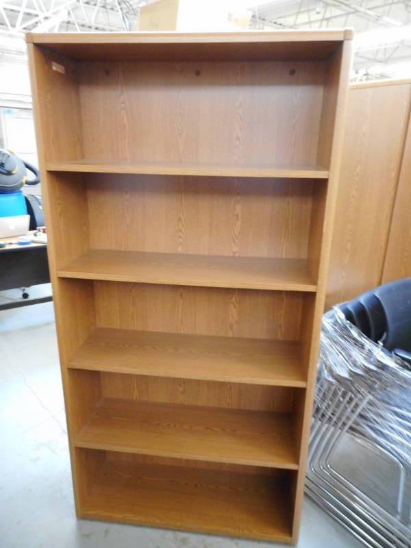MEDIUM OAK BOOKCASE
