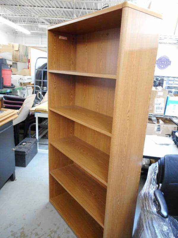 MEDIUM OAK BOOKCASE