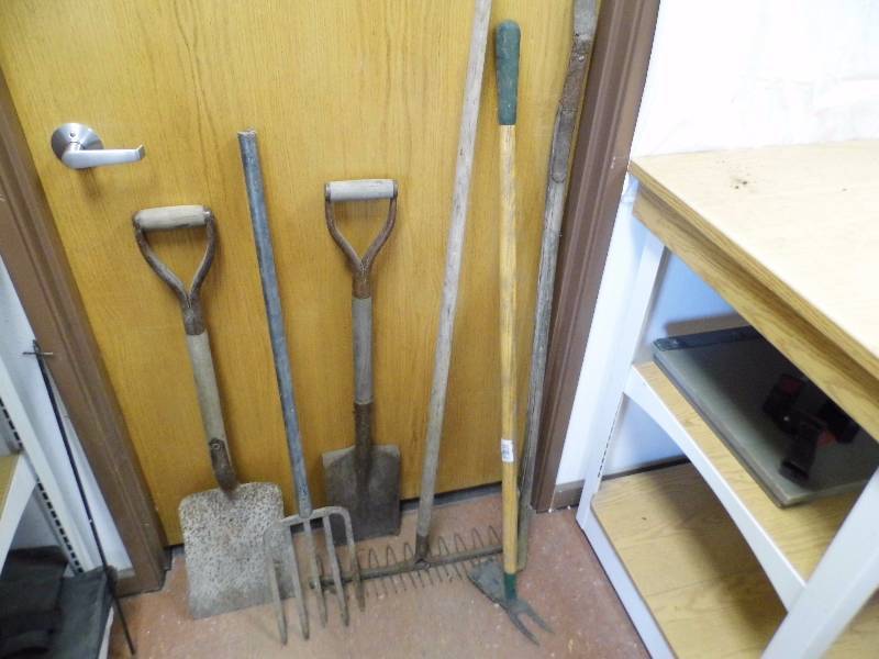 lot 4 image: Yard - Garden Tools
