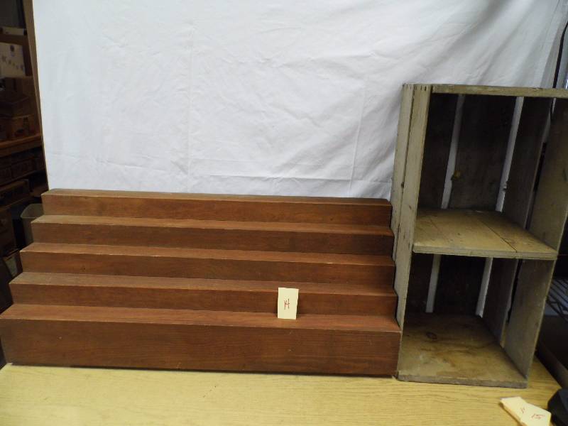 lot 14 image: Crate w Display Shelf