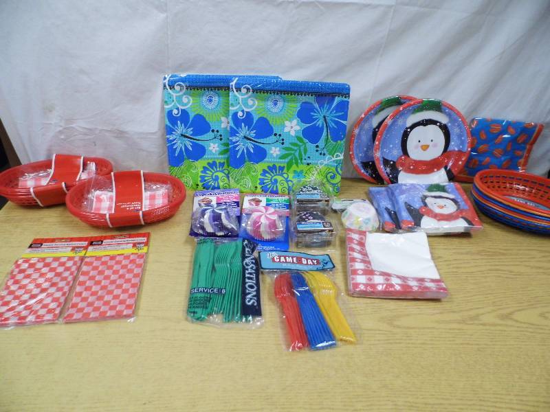 lot 24 image: Paper Plates