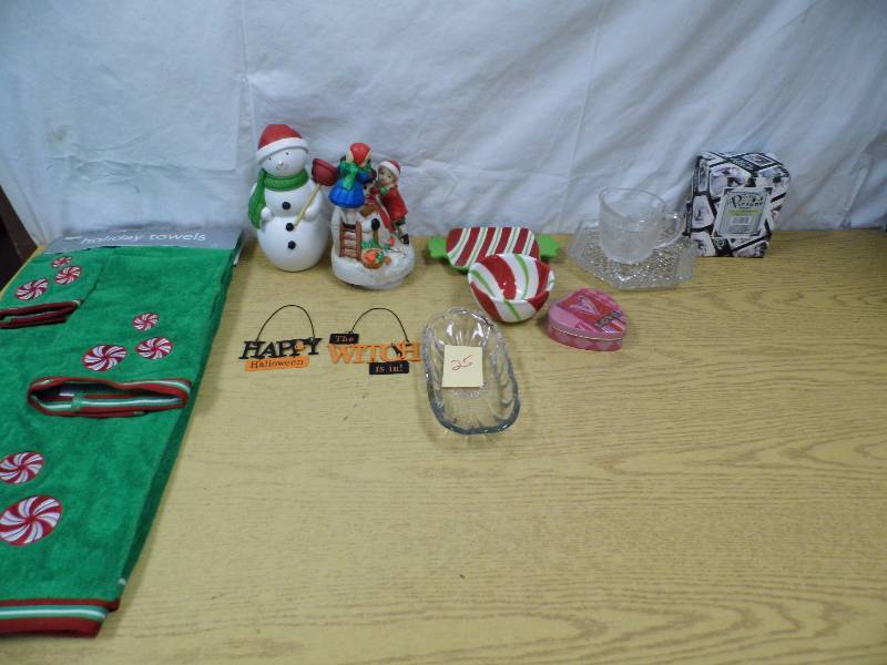 lot 25 image: Holiday Items