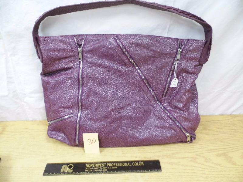 lot 30 image: Purple Zipper Purse