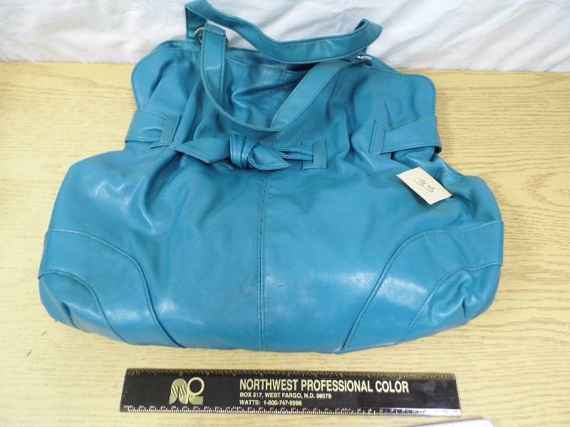 lot 33 image: Teal Purse
