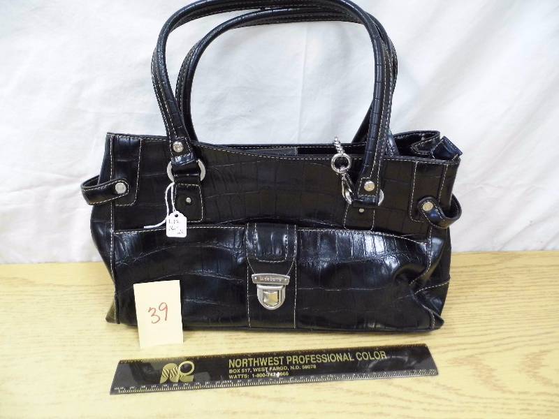 lot 39 image: Black Liz Claiborne Purse