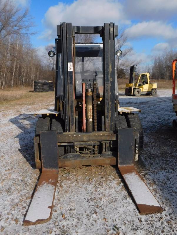 lot 2 image: 1991 Cat V80F Forklift