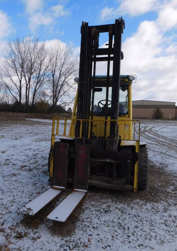 lot 4 image: 2004 Hyster H100XM Forklift