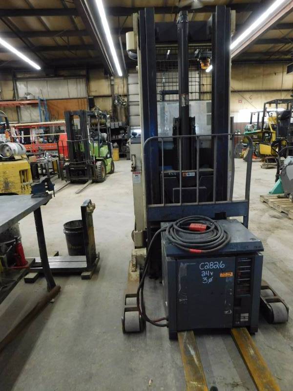 lot 9 image: 1994 Crown RR3010-35 Reach Forklift