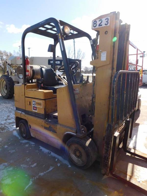 lot 11 image: 1982 4000lb Cat 40C Forklift