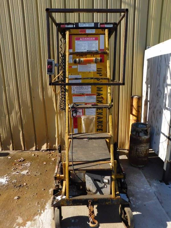 lot 15 image: 2004 Bil-Jax Cougar Lift XLT 2900