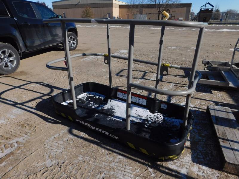 lot 21 image: Metal Work Platform Basket with Plastic Floor - 31 x 65