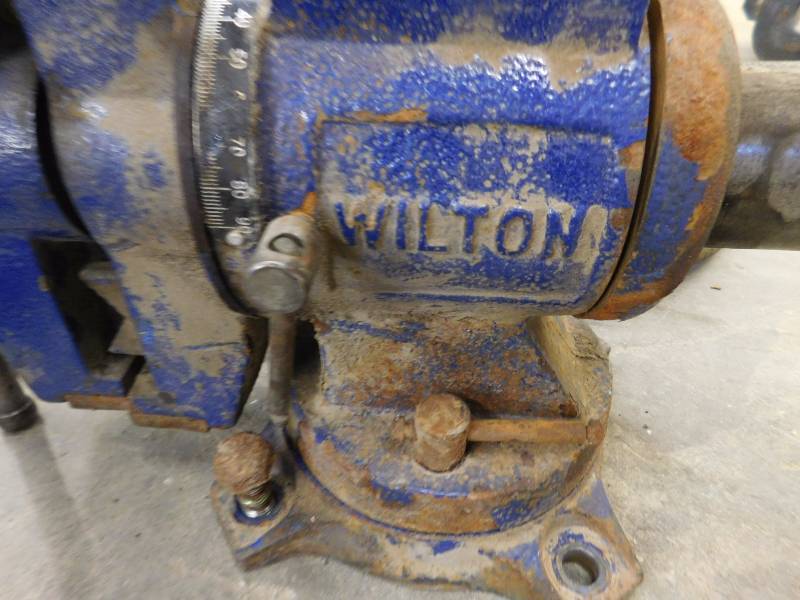 lot 29 image: Wilton Rotating Pipe Bench Vise & Air Hoses (10 & 11)