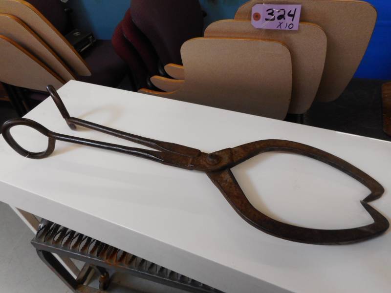 lot 409 image: RAILROAD TIE TONGS