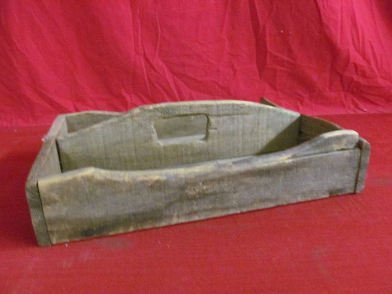 lot 11 image: vintage tool box