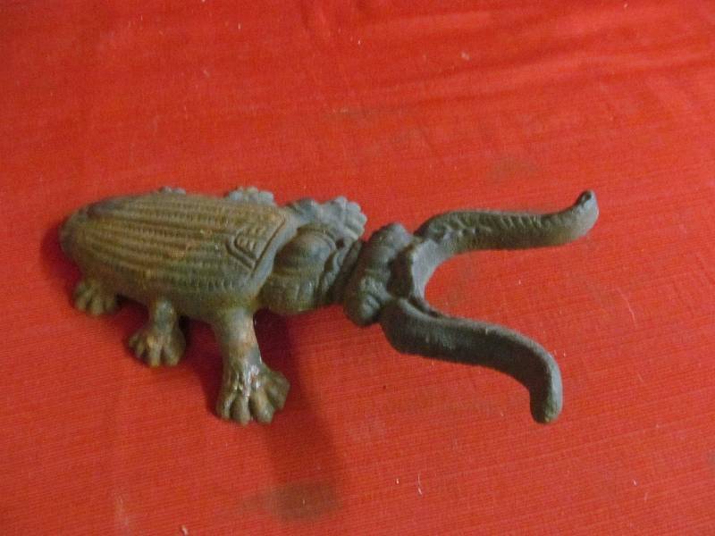 lot 12 image: cast iron boot remover