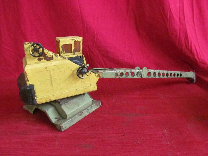 lot 28 image: vintage Tonka Crane