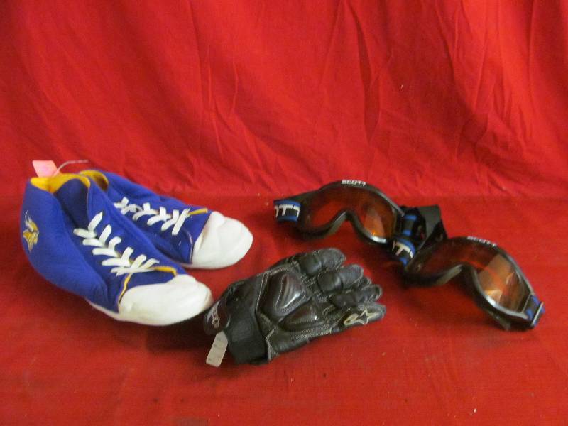 lot 41 image: Viking slippers, motorcycle gloves ,goggles