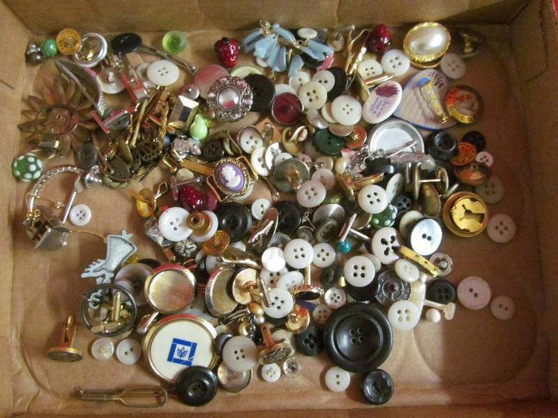 lot 67 image: vintage buttons, cuff links, brooches